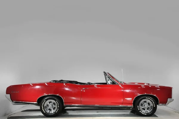 1966 Pontiac GTO Convertible with 389 ci. V8 and Tri-Power setup - Image 6