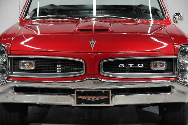 1966 Pontiac GTO Convertible with 389 ci. V8 and Tri-Power setup - Image 9